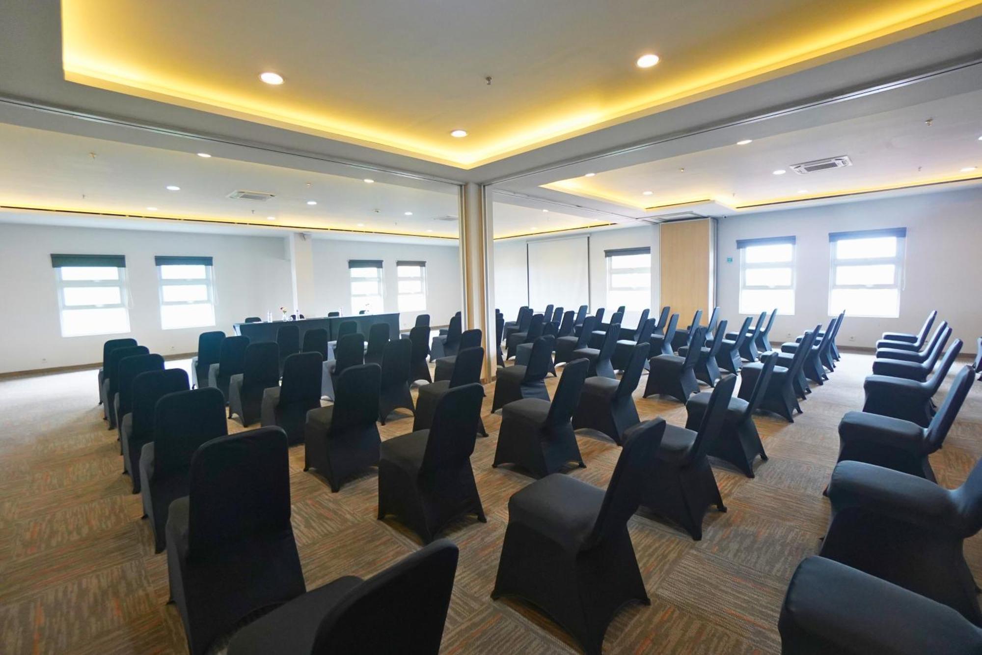 Front One Hotel Pasir Koja Bandung Exterior photo